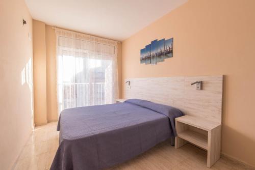 Un pat sau paturi într-o cameră la Apartaments Costamar Calafell