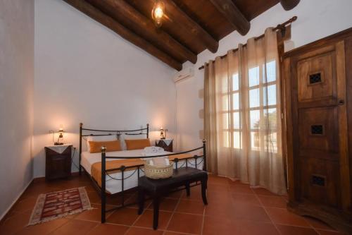 Giường trong phòng chung tại Aretaki villas