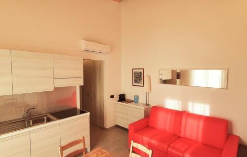 uma sala de estar com um sofá vermelho e uma cozinha em Affittacamere L'Orto dei nonni em Levanto