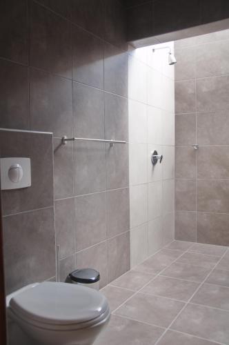 a bathroom with a toilet and a shower at Bantopa Apartments in Willemstad