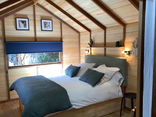 ビダールにあるLa Cabane d'Arbolateia piscine & SPAの窓付きの部屋にベッド付きのベッドルーム1室があります。