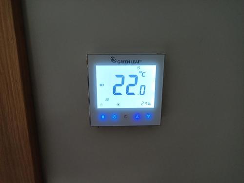 een klok op een muur met een wekker bij Noclegi Zielona Góra u Moni in Zielona Góra