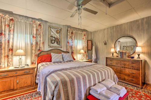 Schlafzimmer mit einem Bett, einer Kommode und einem Spiegel in der Unterkunft Wee Humble Cottage with Area Hunting and Canoeing! in Bedford
