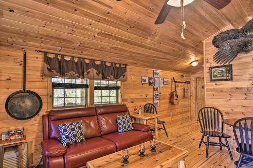 Χώρος καθιστικού στο Parsons Semper Fi Cabin with Fire Pit!