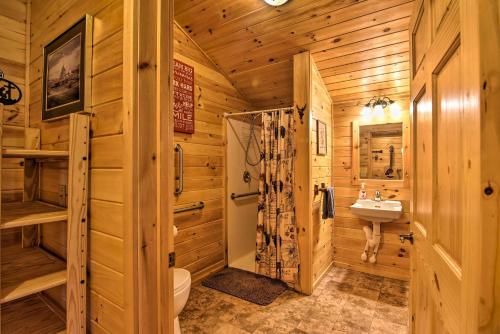 baño de madera con lavabo y aseo en Pet-Friendly Semper Fi Cabin with Fire Pit! en Parsons
