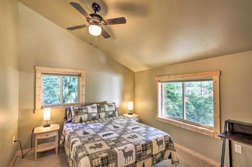 1 dormitorio con 1 cama y 2 ventanas en Cozy Hikers Getaway, 5 Mi to Mt Rainier Natl Park, en Ashford