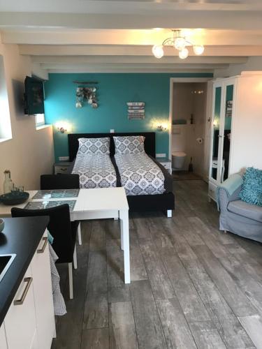 ein Schlafzimmer mit einem Bett und einem Tisch in einem Zimmer in der Unterkunft Mikasabeach in Zandvoort