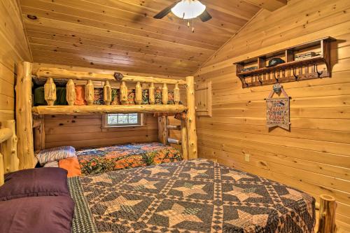 1 dormitorio con 1 cama en una cabaña de madera en Hooah Cabin Retreat with Grill and Step-Free Access, en Parsons