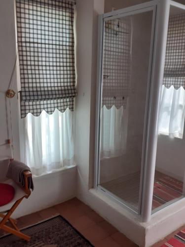 un bagno con cabina doccia accanto a due finestre di Smithfield House a Smithfield