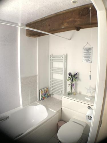 baño blanco con bañera y aseo en Grand Central Apartments, The Mill, en Derby
