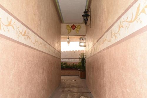 un couloir vide dans un bâtiment avec un mur dans l'établissement HOTEL CASA LIMON, à Santa Rosa de Jáuregui