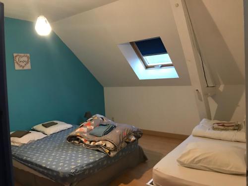 two beds in a room with a window at Maison Coeur Nature pres du zoo beauval in Châtillon-sur-Cher