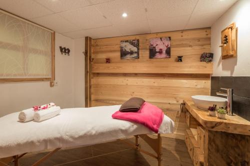 y baño con cama, lavabo y bañera. en Résidence Pierre & Vacances Le Mont d'Arbois, en Megève