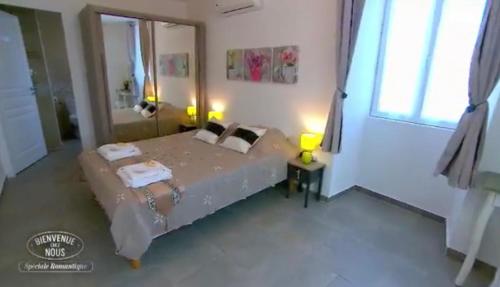 een slaapkamer met een groot bed in een kamer bij Gite Casa di Emma in Santo-Pietro-di-Tenda