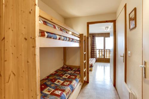 1 dormitorio con 2 literas y pasillo en Appartement d'une chambre avec vue sur le lac balcon amenage et wifi a Thollon les Memises, en Thollon-les-Mémises