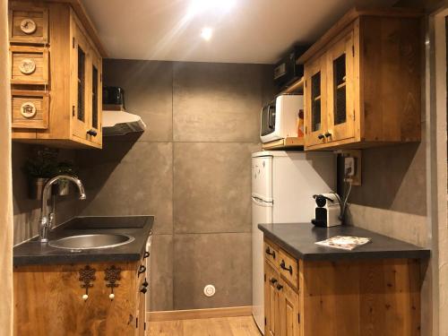 Kuchyň nebo kuchyňský kout v ubytování Les Appartements de Maé