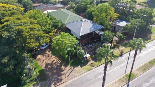 una vista aérea de una casa con techo verde en Hotel Village Termas de Dayman, en Termas del Daymán