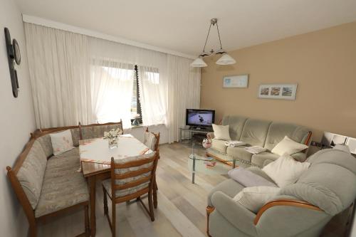 Posezení v ubytování Ferien im Reetdachhaus