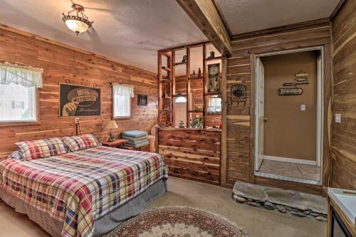 Un pat sau paturi într-o cameră la Rubys Landing Cottage with Deck and White River Views