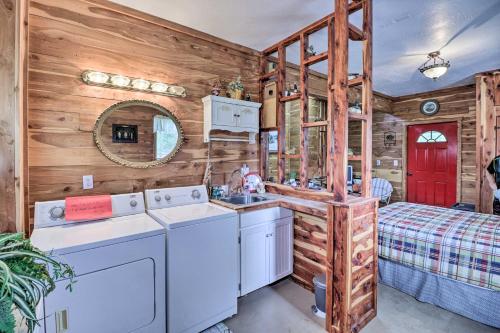 een keuken met een wasmachine en droger in een blokhut bij Rubys Landing Cottage with Deck and White River Views in Melbourne