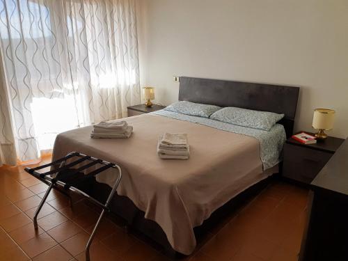 a bedroom with a large bed with towels on it at Mare e Monti in Arielli