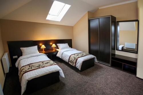Un pat sau paturi într-o cameră la Shelter Hotel