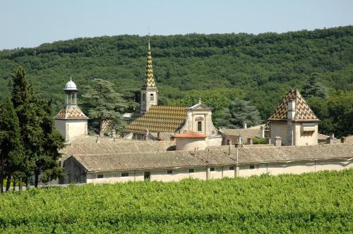 un vieux bâtiment avec une cloche et une église dans l'établissement Sitio Nathalie et Jos, à Saint-Laurent-de-Carnols