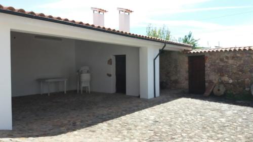 Το κτήριο όπου στεγάζεται  the country house