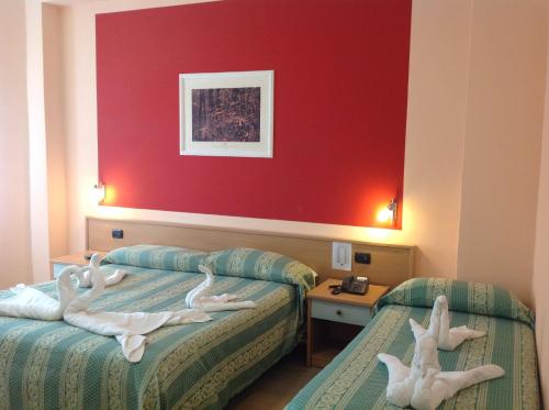 a hotel room with two beds with swans on them at Hotel La Pergola in San Giovanni a Piro