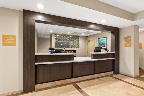 Lobby alebo recepcia v ubytovaní Candlewood Suites - Fairbanks, an IHG Hotel