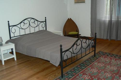 een slaapkamer met een bed, een tafel en een stoel bij Le Numéro 4 ! in Labruguière