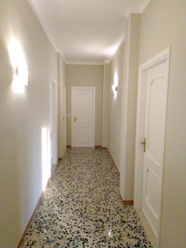 an empty hallway with a black and white tile floor at Le Aquile in Ghedi