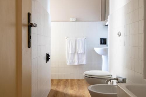een witte badkamer met een toilet en een wastafel bij Sapore di Sori Extreme in Sori