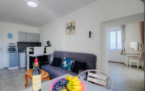 un salon avec un canapé bleu et une table dans l'établissement Gite Casa di Emma, à Santo-Pietro-di-Tenda