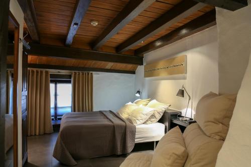 a bedroom with a bed and a couch at Auberge Aal Veinen in Vianden