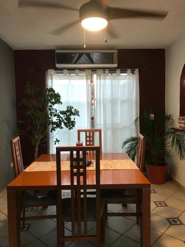 a dining room table and chairs in a room at Habitación Potter in Cancún