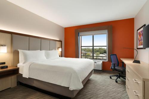 Säng eller sängar i ett rum på Holiday Inn Express Hotel & Suites Mount Pleasant - Charleston, an IHG Hotel