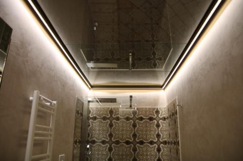 a bathroom with a mirror and a ceiling at La Dimora del Principe-Piano terra in Trani