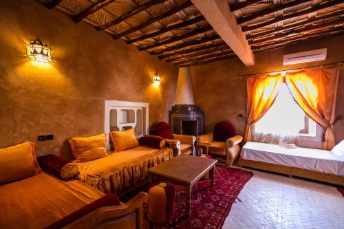 En eller flere senger på et rom på Auberge Sahara