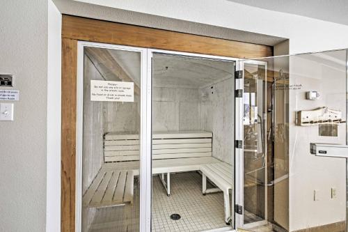 szklane drzwi z ławką wewnątrz pokoju w obiekcie Eat, Sleep, Ski! Rustic Mtn Condo WiFi,TV, HotTub w mieście Fraser