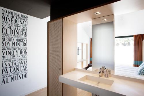 La salle de bains est pourvue d'un lavabo et d'un miroir. dans l'établissement Toc Hostel Sevilla, à Séville
