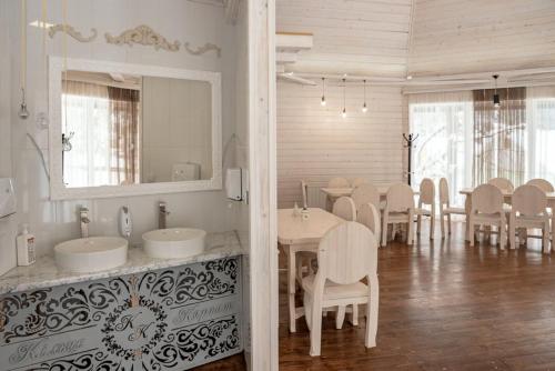 ein Badezimmer mit 2 Waschbecken und ein Esszimmer in der Unterkunft Кільце Карпат in Verkhniy Yasenov