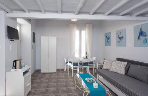 ミコノス・シティにあるTraditional Split level house in Mykonos Townのリビングルーム(ソファ、テーブル付)
