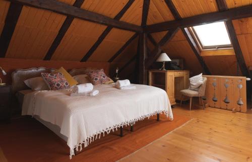 een slaapkamer met een groot bed op zolder bij Willa Zachęta in Krynica Zdrój