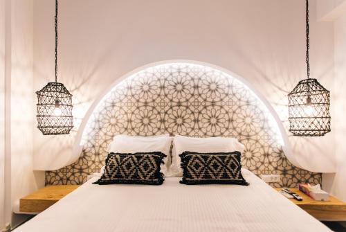 Ένα ή περισσότερα κρεβάτια σε δωμάτιο στο Amer Villa Santorini with outdoor hot tub