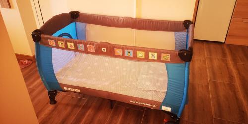 プレヴェンにあるDessiの幼児用ベッドが1台備わります。