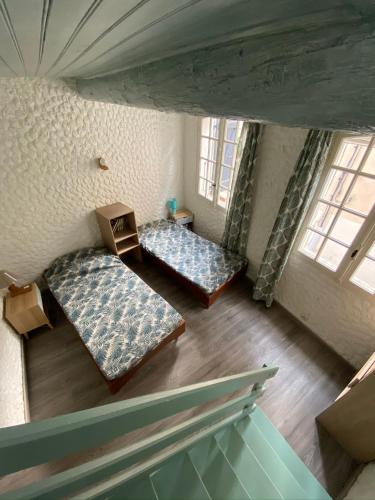 - une vue sur le dessus d'une chambre avec 2 lits et des fenêtres dans l'établissement la Palmette , NOUVEAU ! climatisée et wifi, à Lapalme