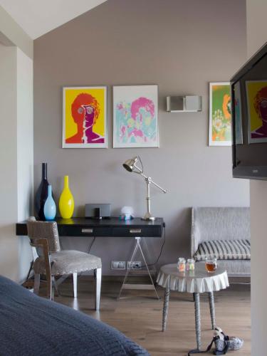 - une chambre avec un bureau, un lit et une chaise dans l'établissement Le Clos Du Lac - location de chambres, à Veyrier-du-Lac