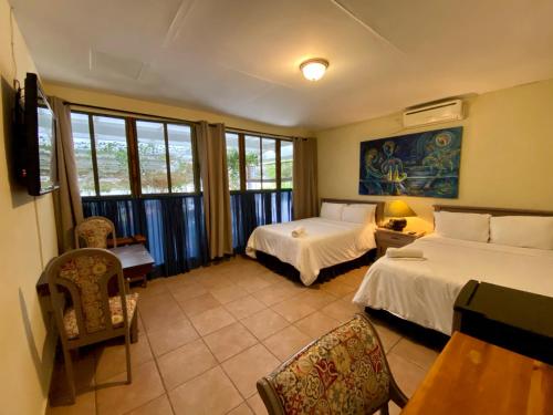 Un pat sau paturi într-o cameră la Morrison Hotel de la Escalon