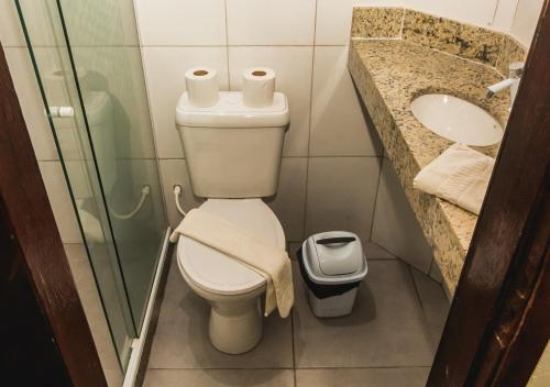 a small bathroom with a toilet and a sink at Lonier Villa Inn Economic in Abraão